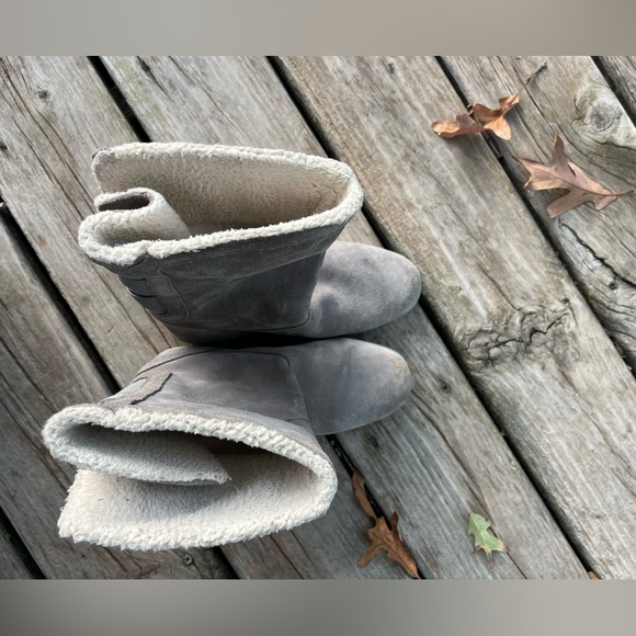 Gray Suede Croc Boots Girls Size 5 Crocs Sherpa Fleece Lining Fall Winter Boots - Picture 13 of 14